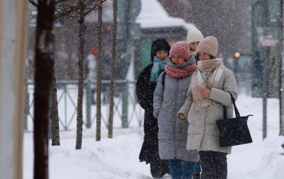 Врач предупредила об опасности ловли снежинок ртом