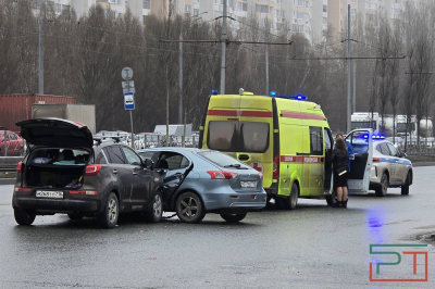 Авария парализовала движение на проспекте Победы в Казани - фото