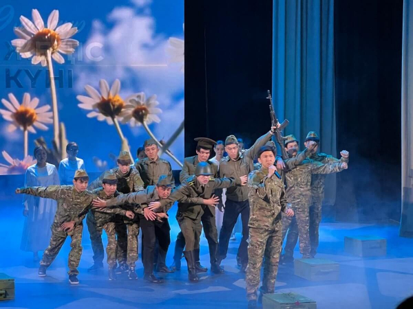 Герои ВОВ "ожили" в Алматы с помощью 9 тысяч школьников