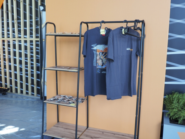 Переработка вместо свалки: в России открыли тысячи пунктов приема старой одежды