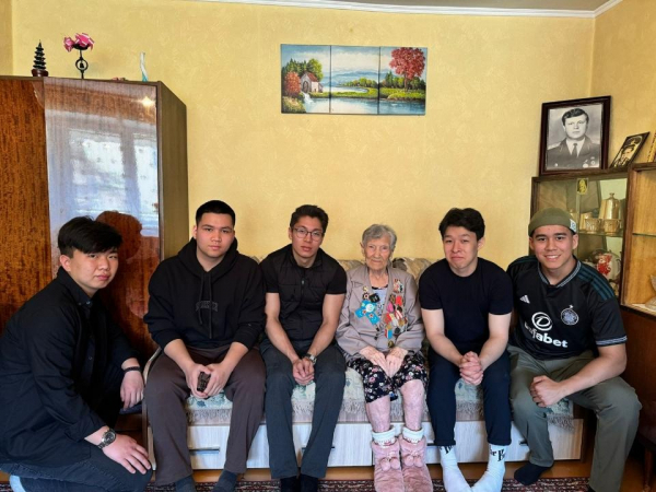 В Алматы навели порядок во дворах ветеранов и одиноких пенсионеров