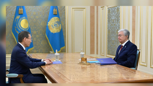 Токаев встретился с председателем ЦИК Нурланом Абдировым
