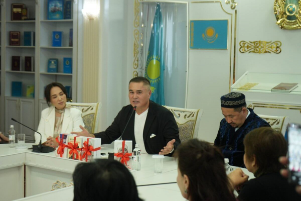 «Меня полюбили в Казахстане из-за нее»: Арман Давлетьяров презентовал книгу о матери