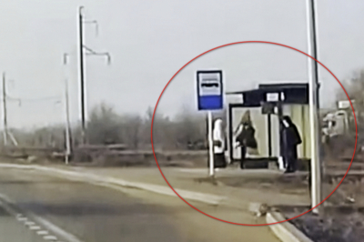 Мужчина разгромил автобусную остановку после ссоры с женой в Актобе (ВИДЕО)