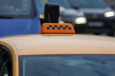 Полиция Петербурга задержала 62 нелегальных мигранта среди таксистов