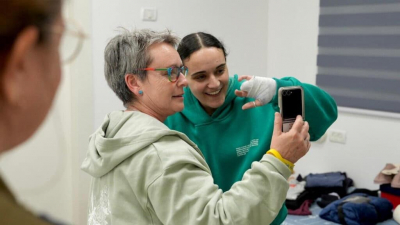 Освобожденная заложница из Израиля лишилась двух пальцев в плену у ХАМАС