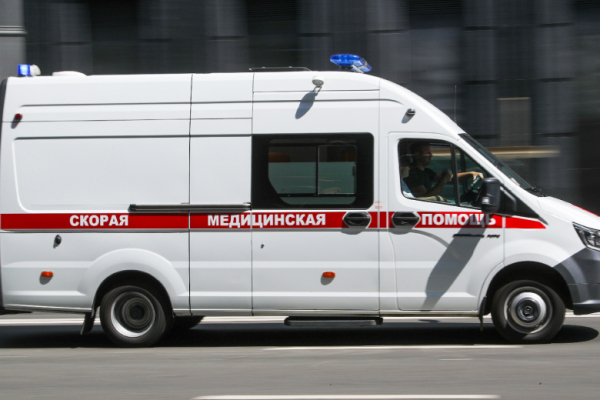 Иномарка на скорости протаранила стоящего на светофоре мотоциклиста