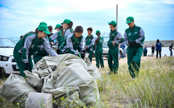 Актюбинская молодежь убралась вокруг водохранилища