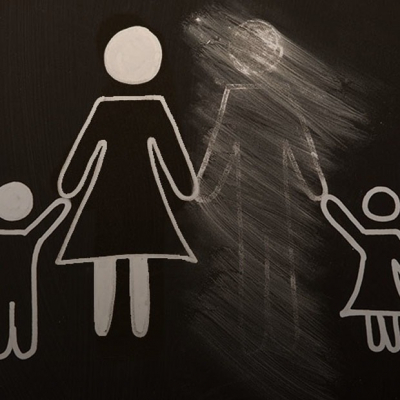 «Болашағым үшін қоғам пікіріне қарсы тұрдым». Ажырасқаннан кейін бақытын тапқан қыздардың әңгімесі