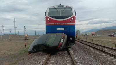 В Алматинской области легковушка выехала под поезд