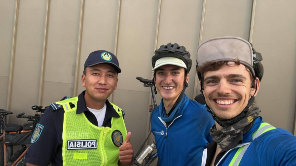 "Не оштрафовали, а накормили": в Казахстане полицейские помогли немецким туристам