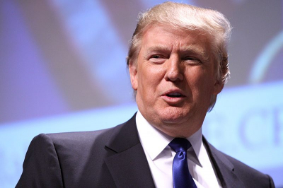 DM: Трамп, нарушив королевский протокол, коснулся плеча Карла III