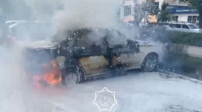 Трое детей остались запертыми в горящей машине в Астане