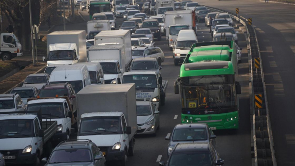 Непогода в Алматы: город парализовали 10-балльные пробки