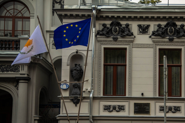 Le Parisien: в Париже задержана евродепутат Рима Хассан