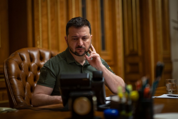 Во время интервью Зеленскому подсказывали английские слова
