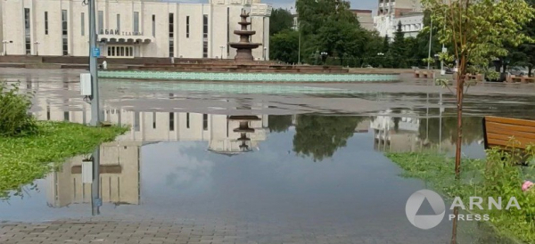 &quot;Целые озера образовались&quot;: состояние Центральной площади после недолгого дождя возмутило семейчанку