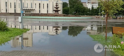 &quot;Целые озера образовались&quot;: состояние Центральной площади после недолгого дождя возмутило семейчанку