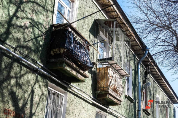 Сошедший с крыши снег обрушил балконы многоквартирного дома в Югре
