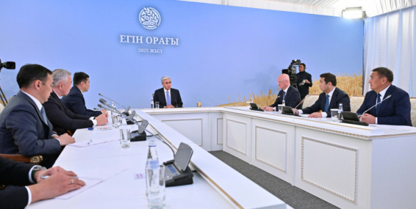 Токаев поручил завершить уборочную кампанию без потерь урожая