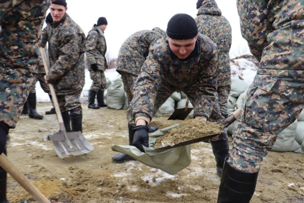 Гвардейцы помогают жителям Костанайской области