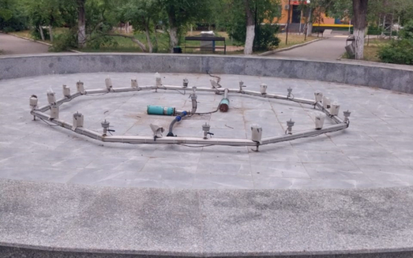 Суд из-за фонтана