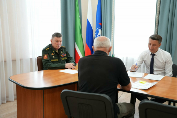 Александр Лапин помогает ветерану СВО получить заслуженную медаль &laquo;За отвагу&raquo;