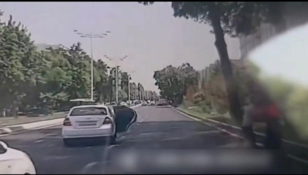 Девушка выпрыгнула из движущегося автомобиля