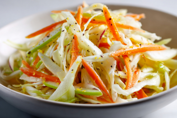 Салат за копейки: капуста с морковью, яблоком и секретной заправкой