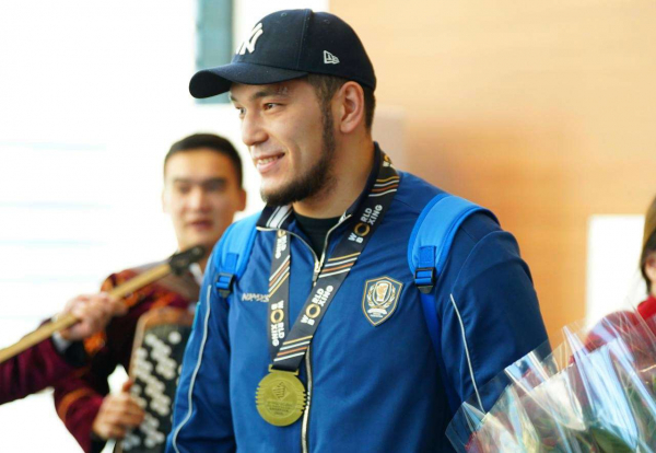 Триумфаторов ЧМ по боксу торжественно встретили в Астане