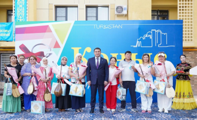 Символично и трогательно: новоселам в Туркестане вручили домбры вместе с ключами