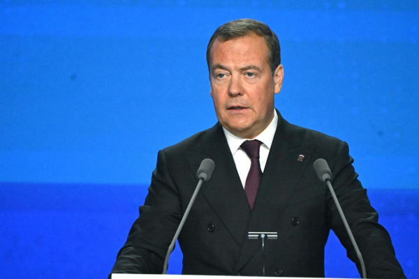 Медведев призвал решать социальные задачи незамедлительно