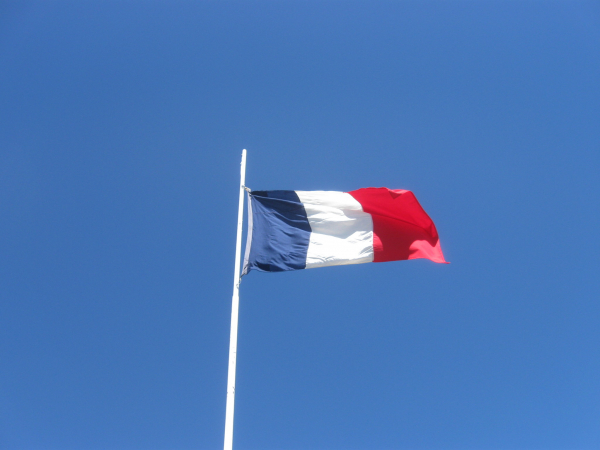 Politico: Макрон считает, что Европа должна ответить на угрозы Трампа Испании