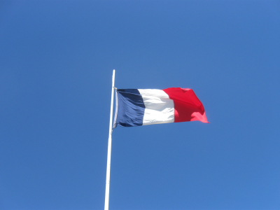 Politico: Макрон считает, что Европа должна ответить на угрозы Трампа Испании