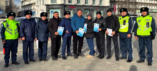 В Семее полицейские останавливали водителей, чтобы подарить подарки