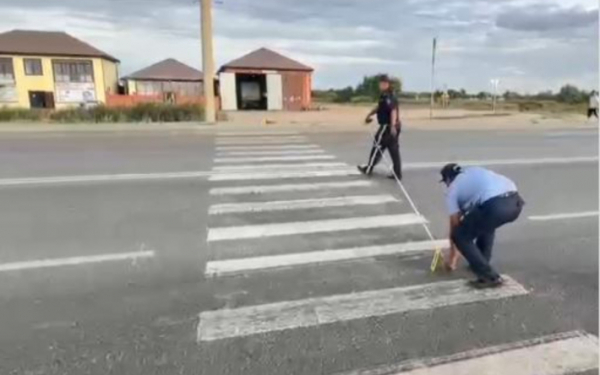 На переходе машина наехала на женщину с ребенком. 3-летняя девочка погибла