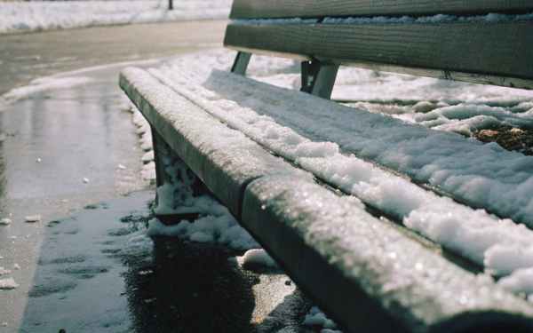 Мокрый снег с крыши рухнул на скамейку. Совет юриста