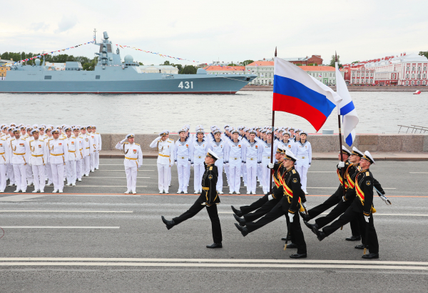 Беглов и Моисеев возложили цветы к памятнику Петру I в День ВМФ