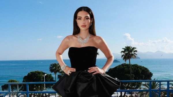 "Королева в черном": звезда турецкого сериала "Черная любовь" запечатлелась в Каннах