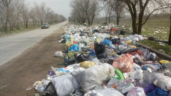 А вдоль дороги - кучи мусора