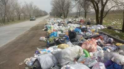 А вдоль дороги - кучи мусора