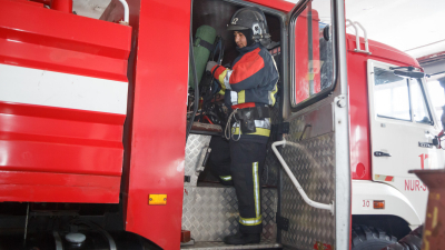 Пожар в Атырау: полиция вскрывала двери чтобы эвакуировать людей