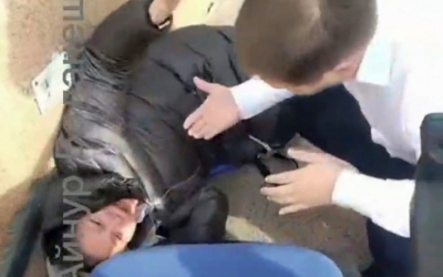 Женщина на инвалидной коляске упала с подъемника у здания суда