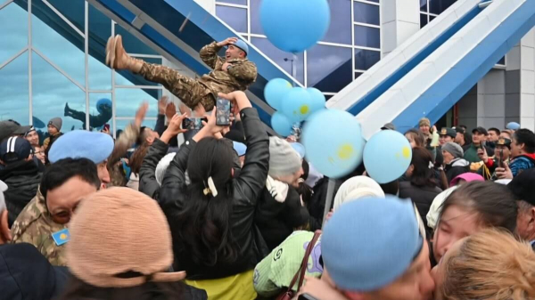 Миротворцев торжественно встретили в Семее и Алматы