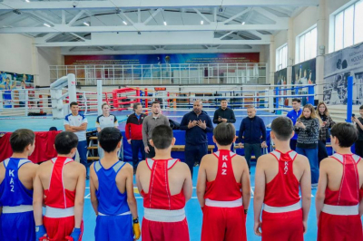 Звезда бокса Рой Джонс провел мастер-класс для молодежи в Астане