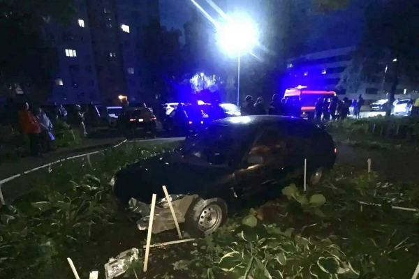Видео: Подросток на &laquo;Ладе&raquo; влетел в женщину на тротуаре во дворе в Челнах