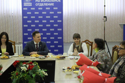 Глава Новошешминского района вручил награды жене и маме бойцов СВО