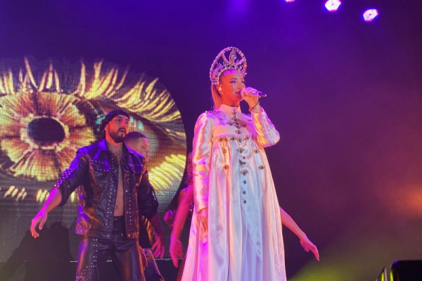 Влезла в боди 2021 года и спела &laquo;Раненые раны&raquo;: как Бузова устроила концерт-исповедь