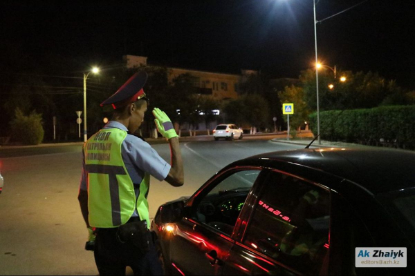 В Атырау продолжают охоту на чёрные стёкла