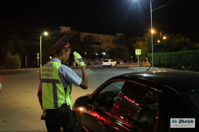 В Атырау продолжают охоту на чёрные стёкла